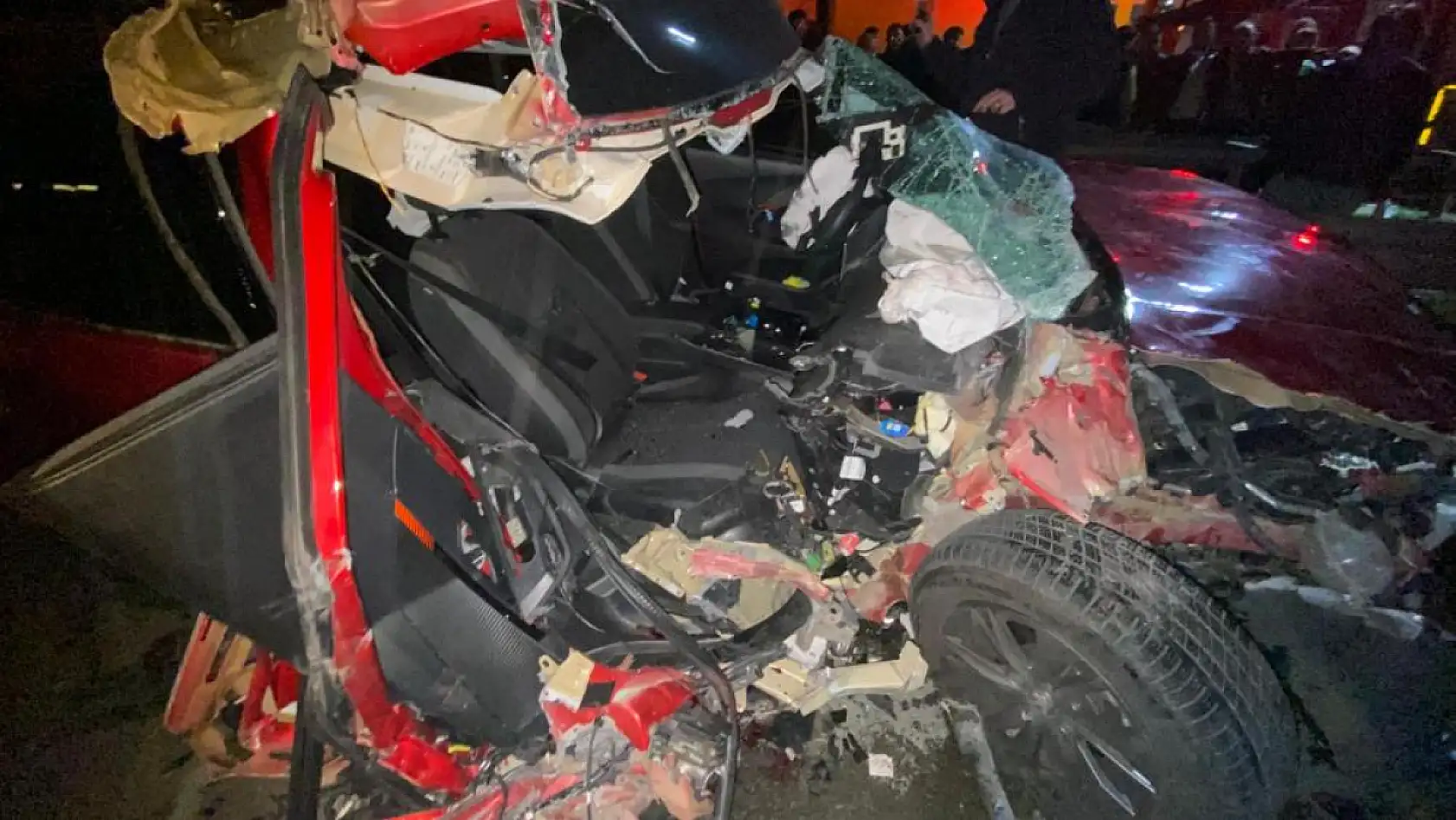 Otomobil tıra çarptı: 1 ölü, 1 yaralı