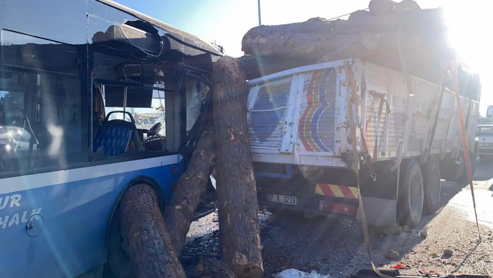 Zincirleme kaza: 1'i polis 6 yaralı