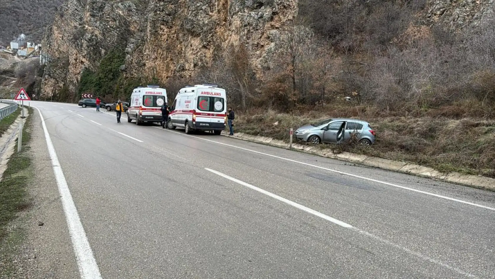 Yağ tankeri devrildi kayganlaşan yolda otomobil şarampole uçtu
