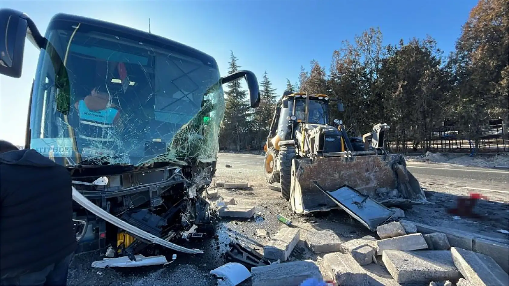 Turistleri taşıyan otobüs ile iş makinesi çarpıştı: 1'i ağır 6 yaralı