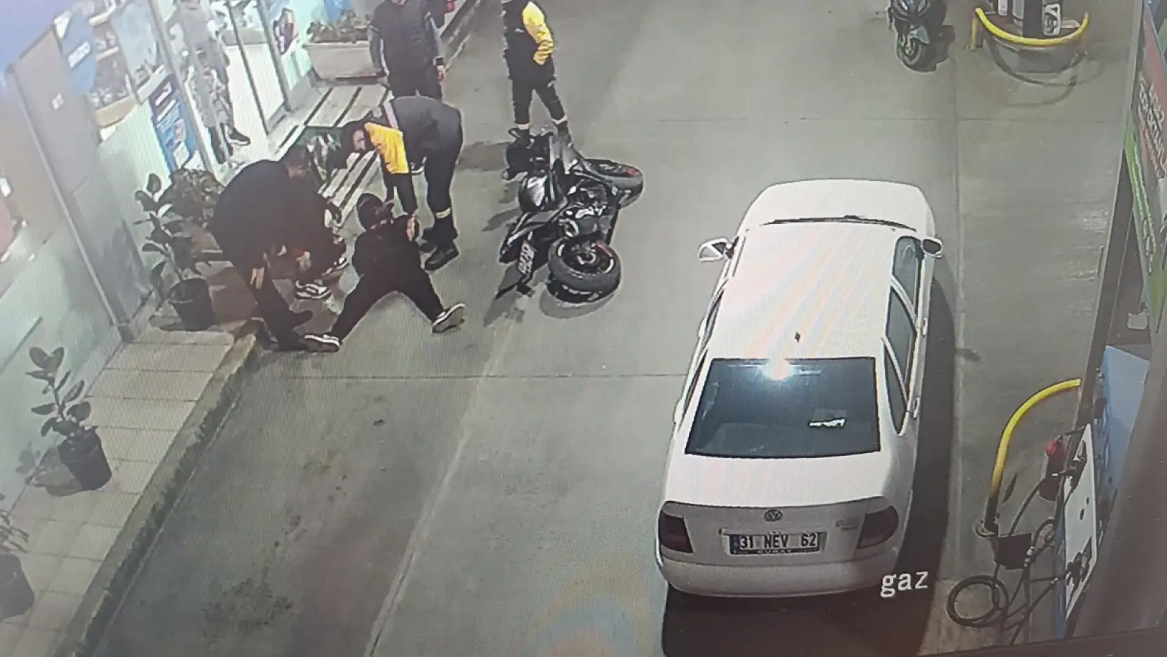 Otomobilin açılan kapısına çarpan motosiklet sürücü hastanelik oldu