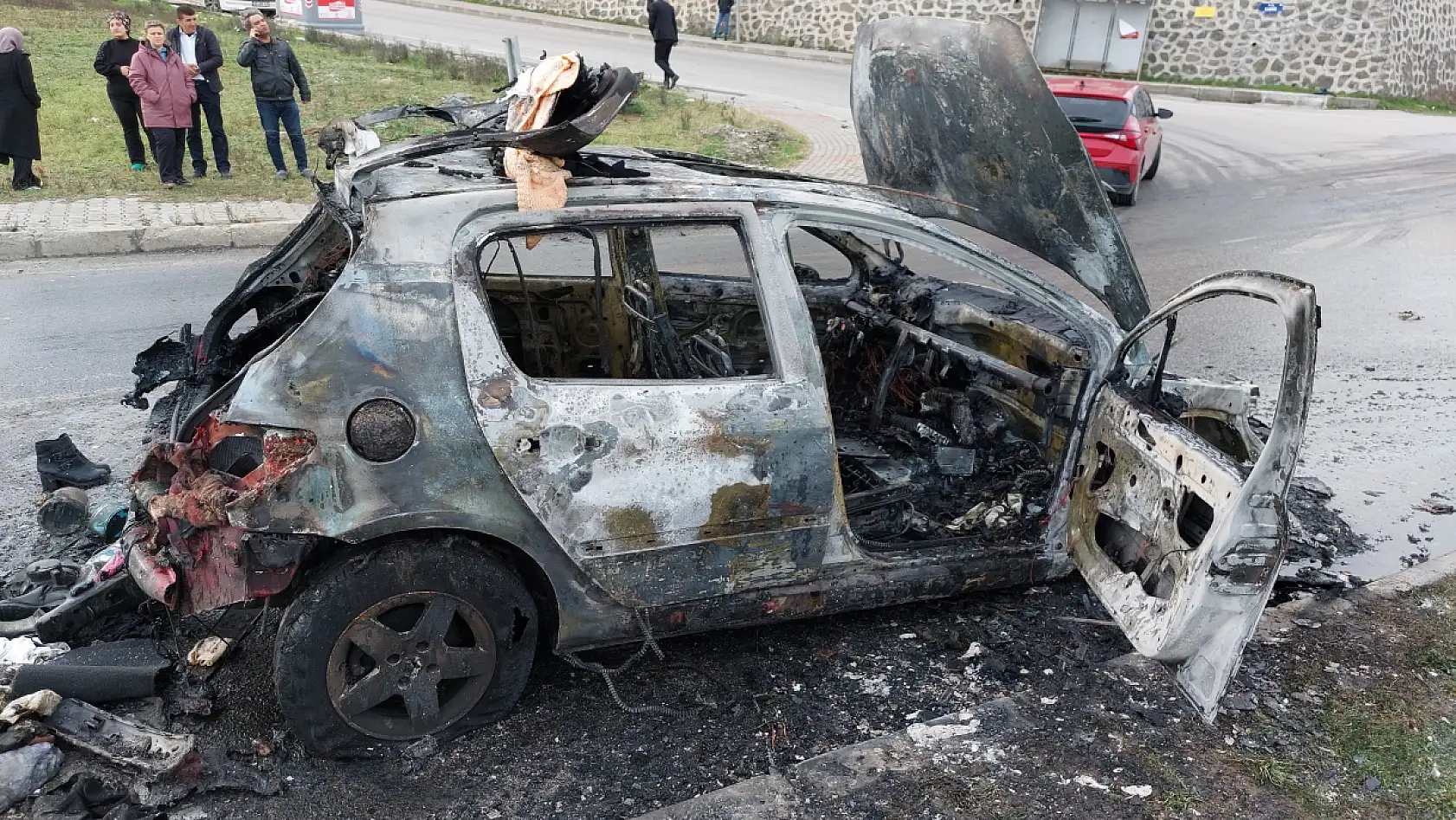 Kız istemeden dönen ailenin aracı alev alev yandı