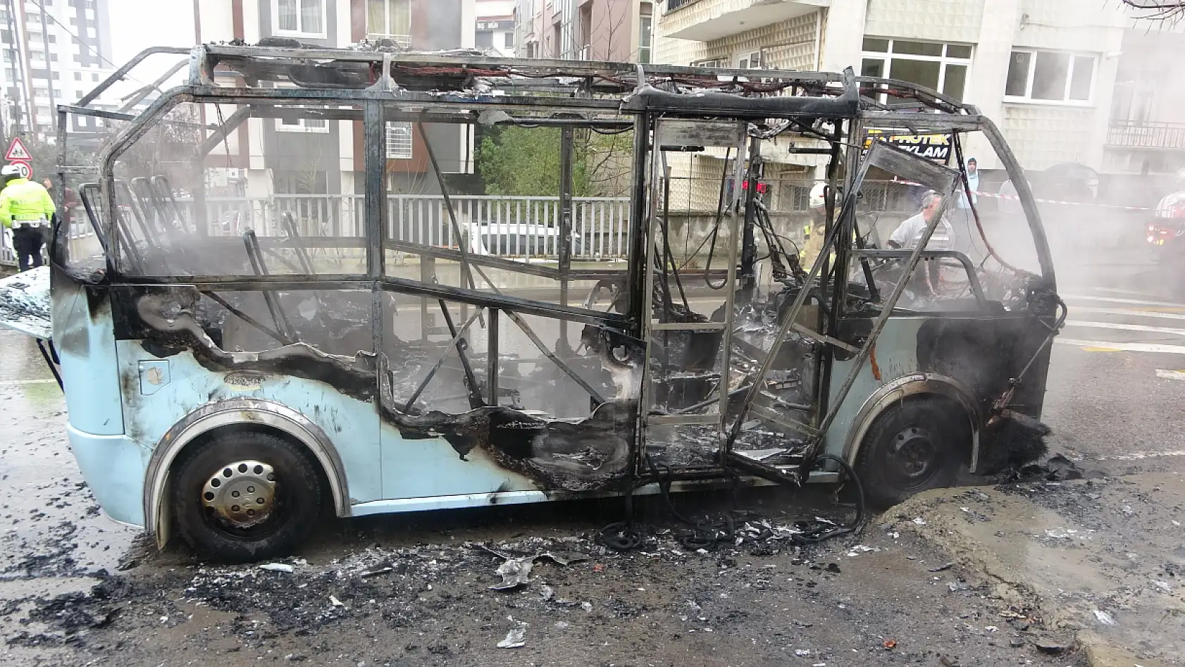 Minibüs alev alev yandı, 20 yolcu tahliye edildi