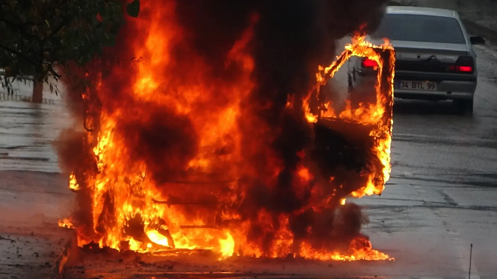 Minibüs alev alev yandı, 20 yolcu tahliye edildi