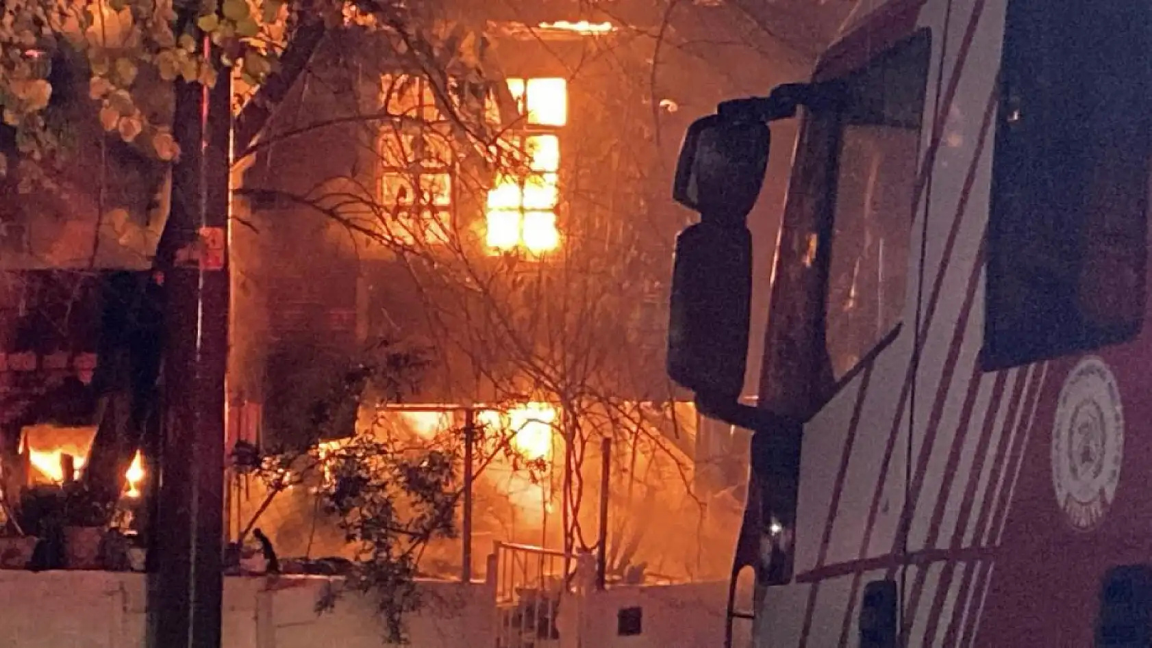 Gece yarısı korkutan yangın: İki katlı ev alev alev yandı
