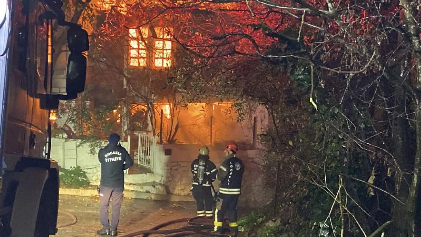 Gece yarısı korkutan yangın: İki katlı ev alev alev yandı