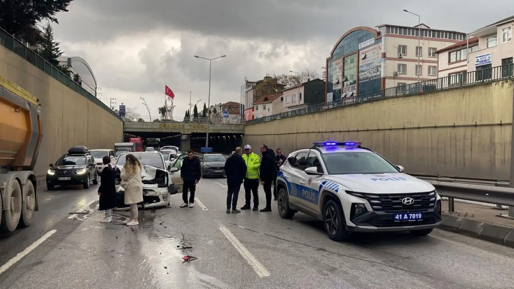 2 otomobil kazaya karıştı: 3 yaralı