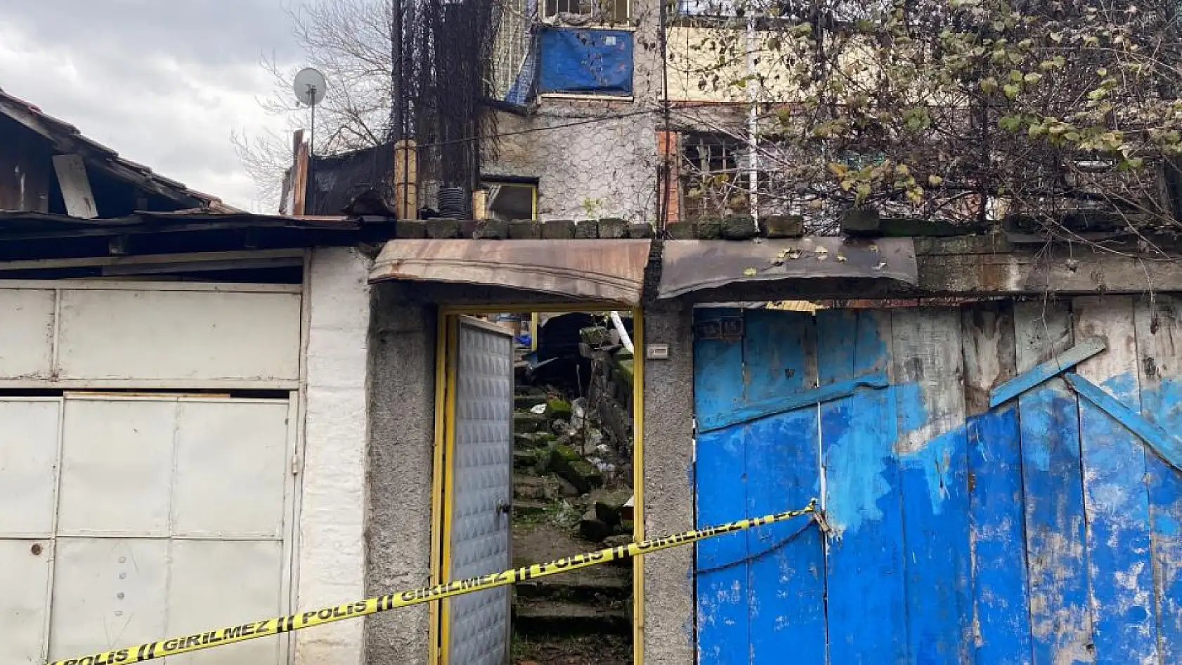 Yaşlı adam evinin önünde ölü bulundu