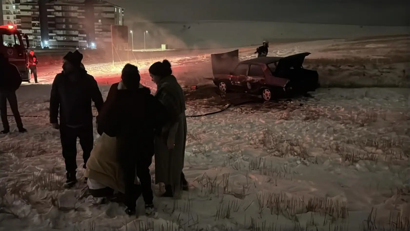 Fiat Tofaş otomobil yanarak küle döndü, araç sahibinin eşi gözyaşlarına hakim olamadı