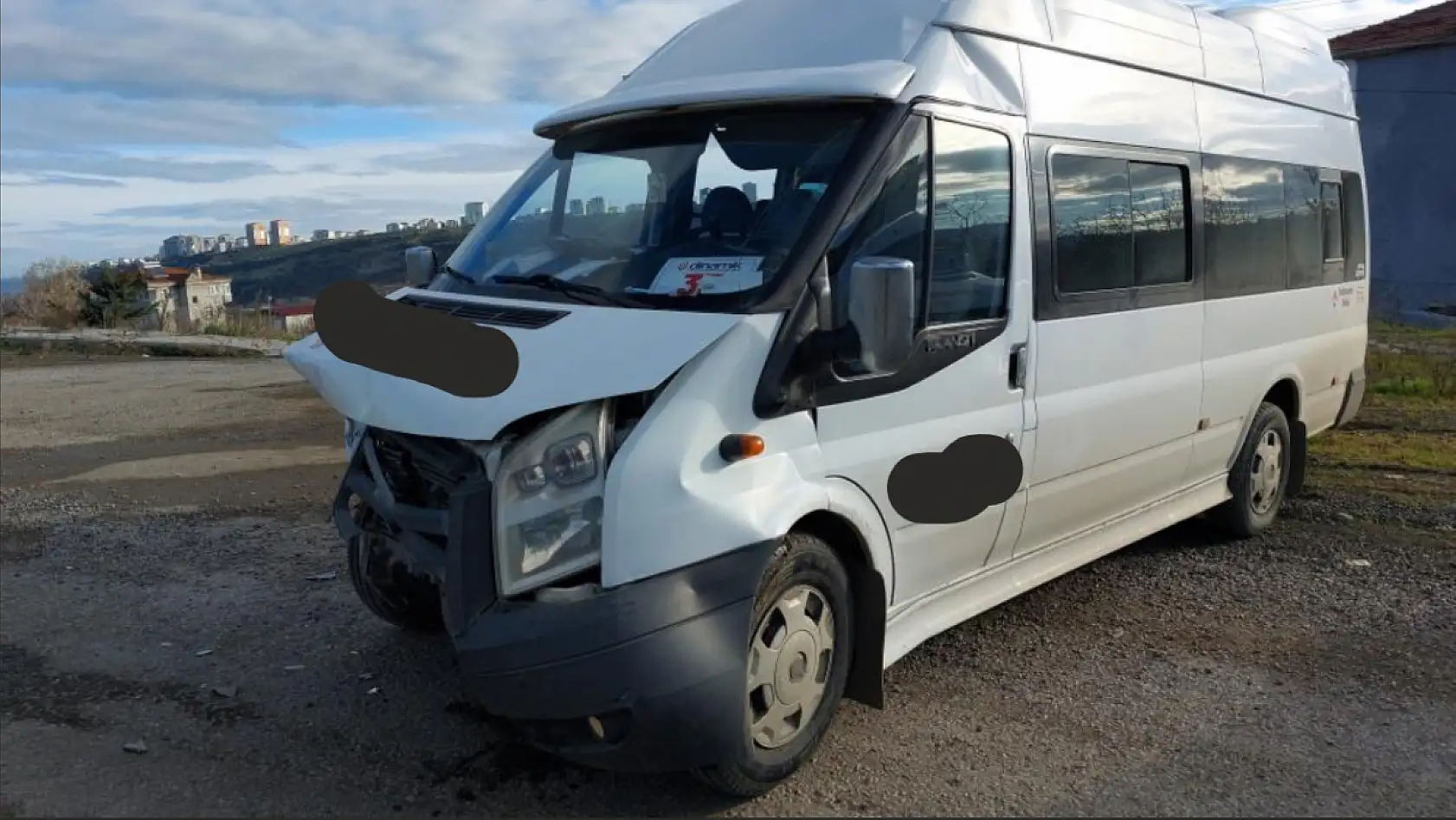 Okul servisi ile otomobil çarpıştı: 11'i öğrenci 16 yaralı