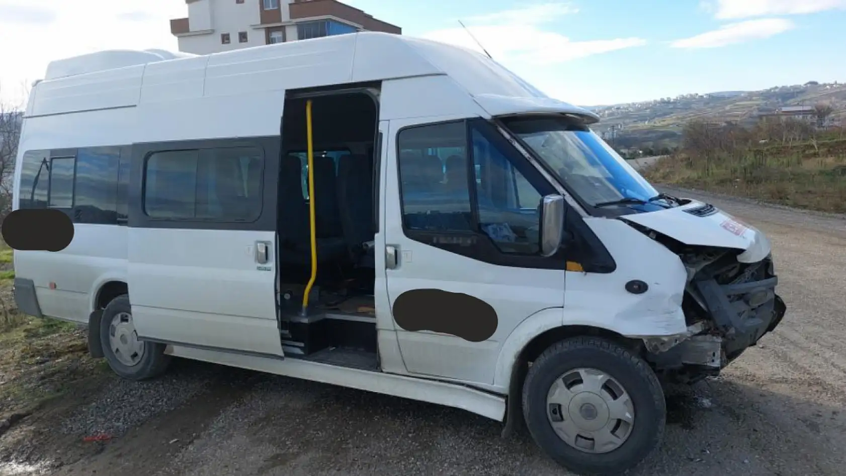 Okul servisi ile otomobil çarpıştı: 11'i öğrenci 16 yaralı