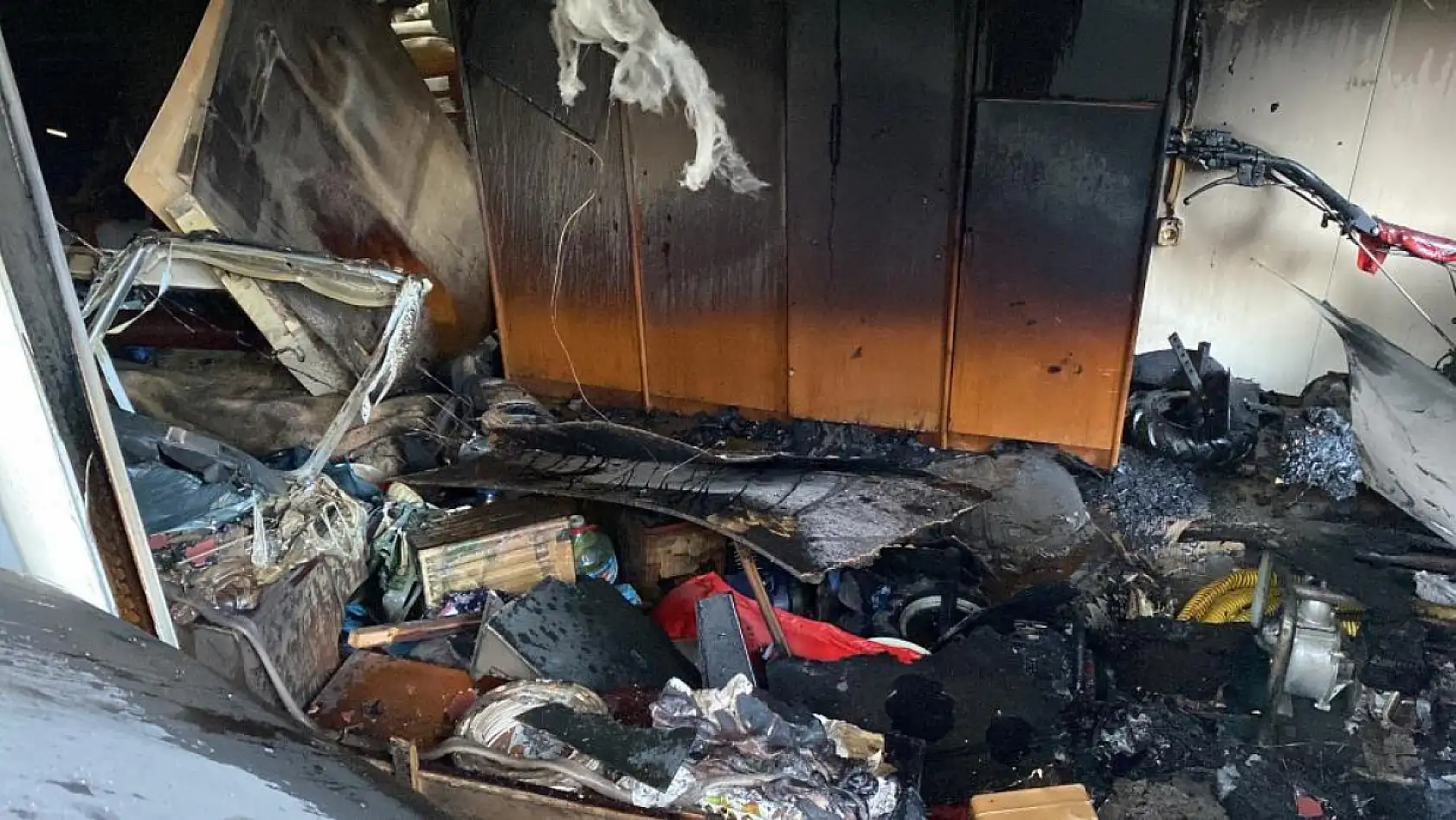 Köpek yangında evini terk etmedi