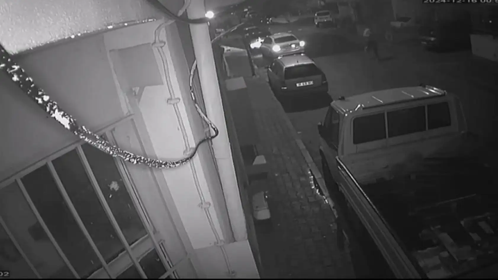 Alacağını tahsil edemeyince otomobilini kurşunladı