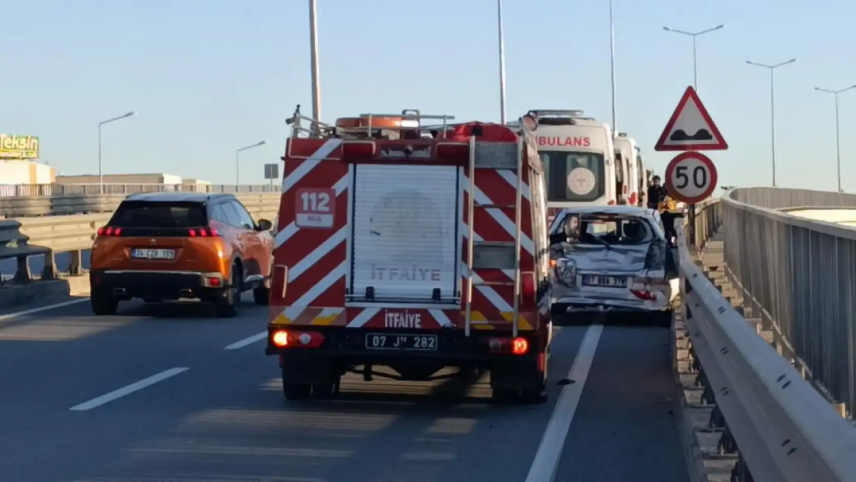 Beton mikseri otomobile arkadan çarptı: 2 yaralı