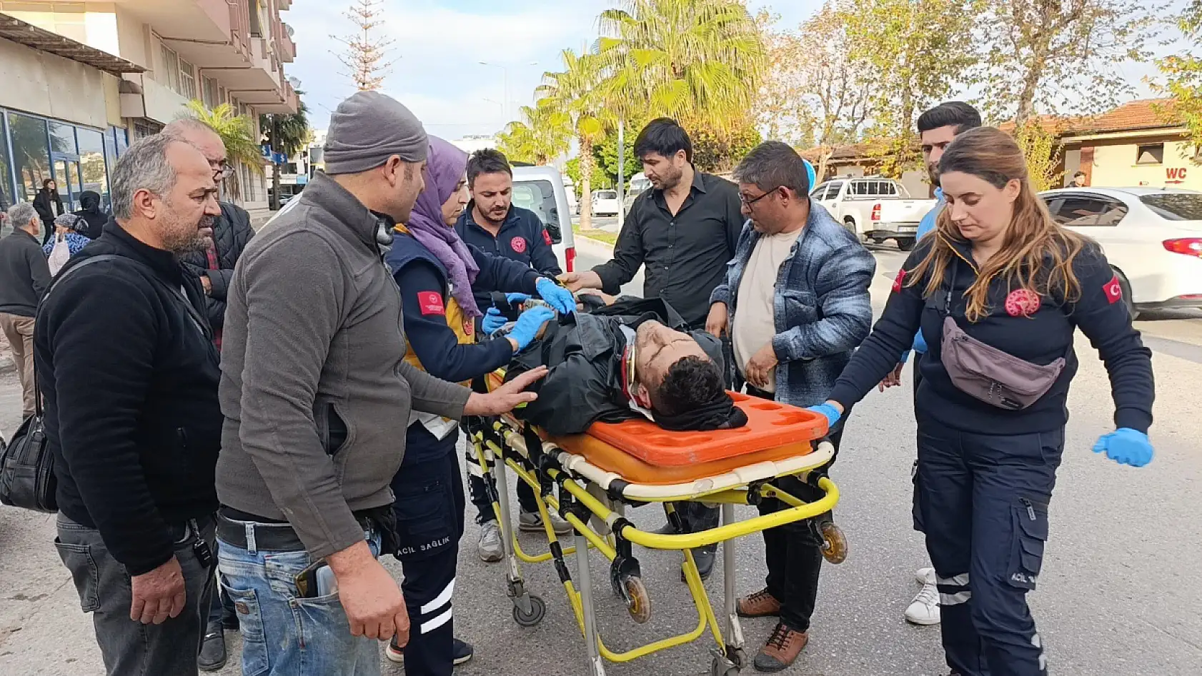 İki araçla birden çarpışan motosiklet sürücüsü ölümden döndü