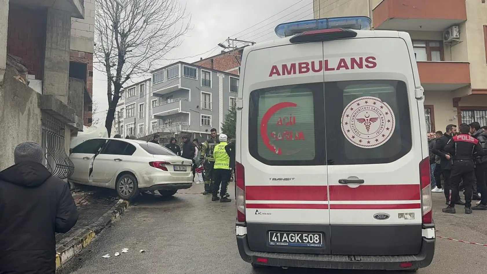Freni boşalan otomobil binanın duvarına çarptı: 2'si ağır 4 yaralı