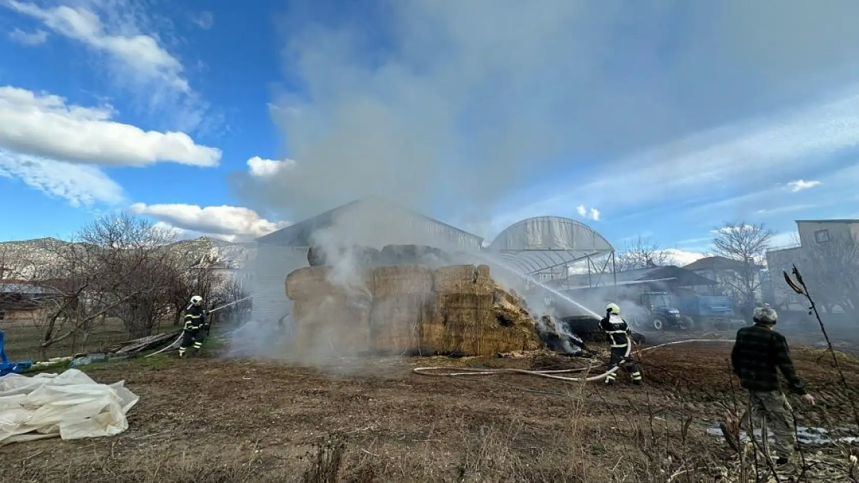 Samanlıkta yangın 80 adet saman balyası kül oldu