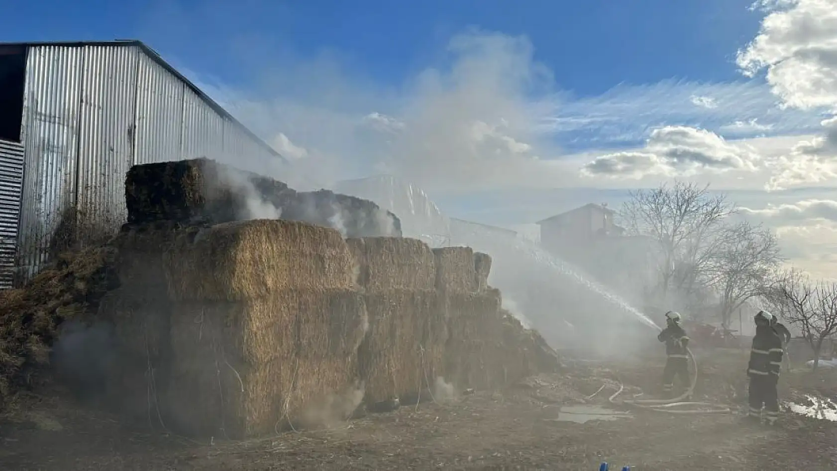 Samanlıkta yangın 80 adet saman balyası kül oldu