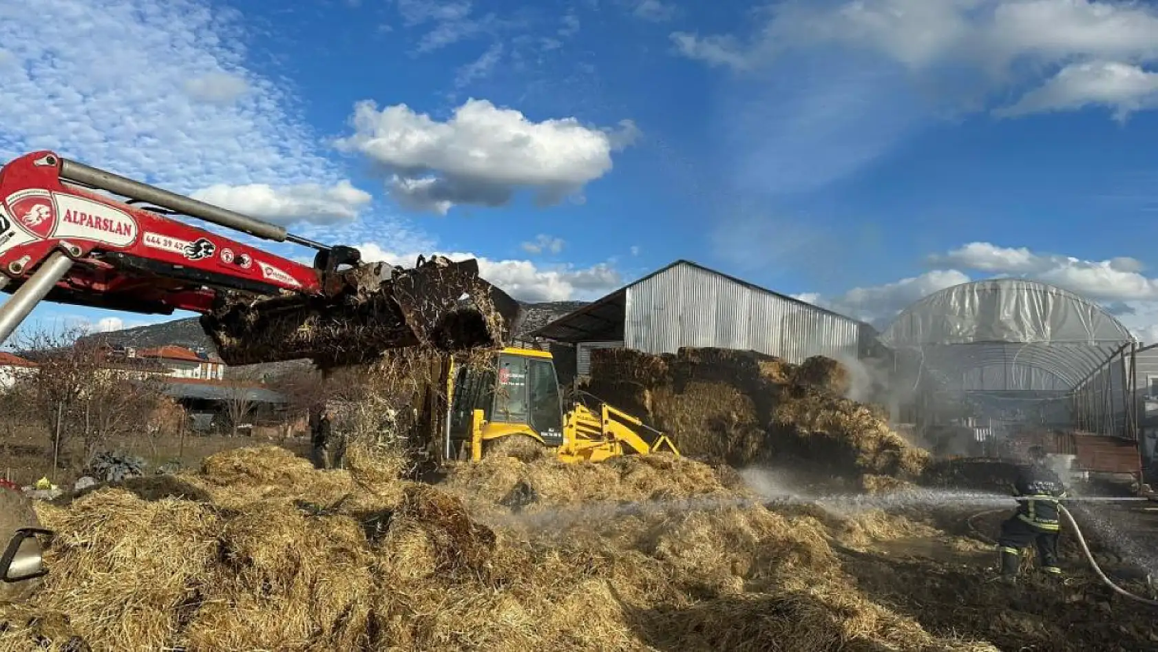 Samanlıkta yangın 80 adet saman balyası kül oldu