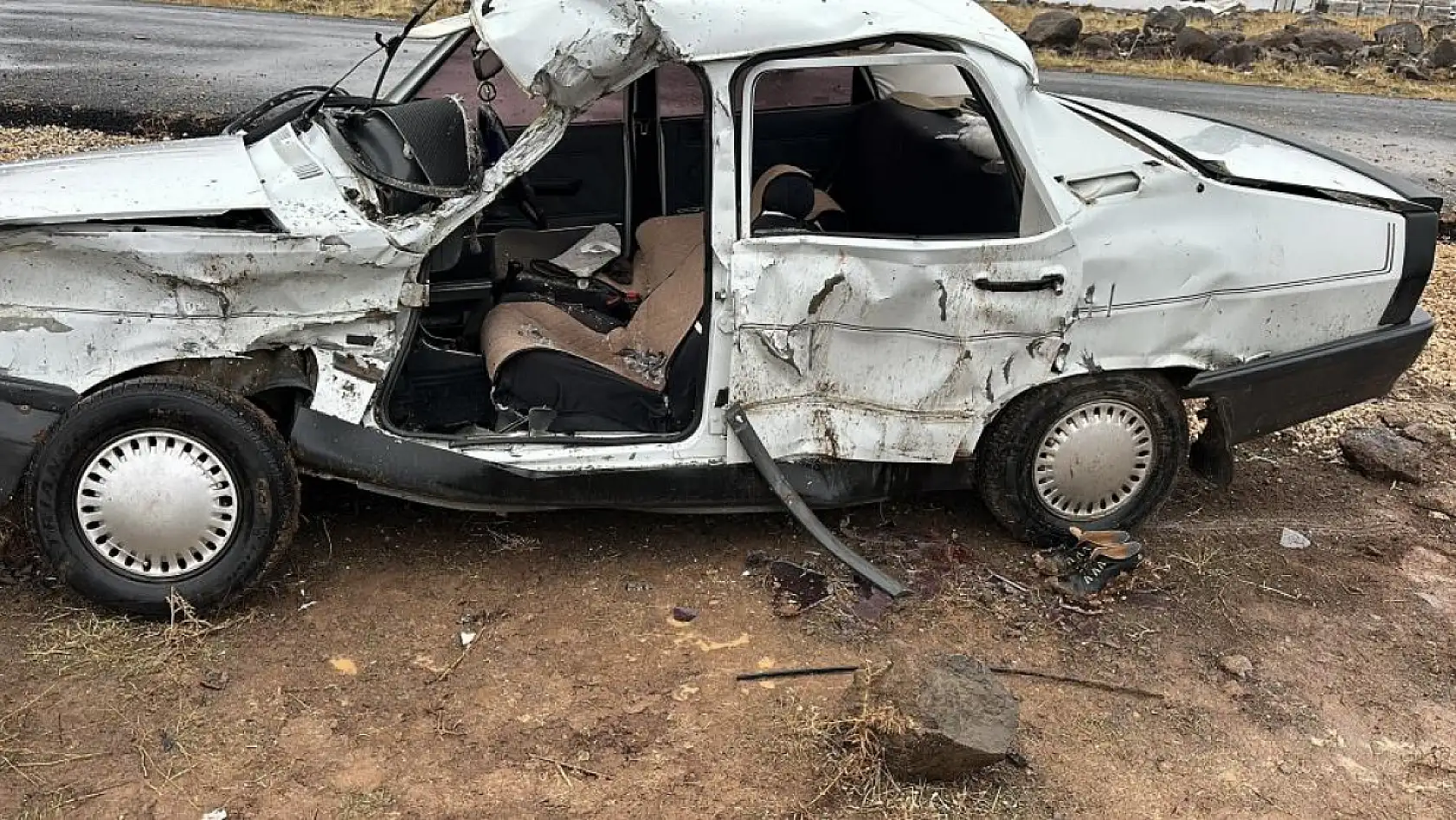 Hafriyat kamyonu ile otomobil çarpıştı: 1 ölü, 3 yaralı