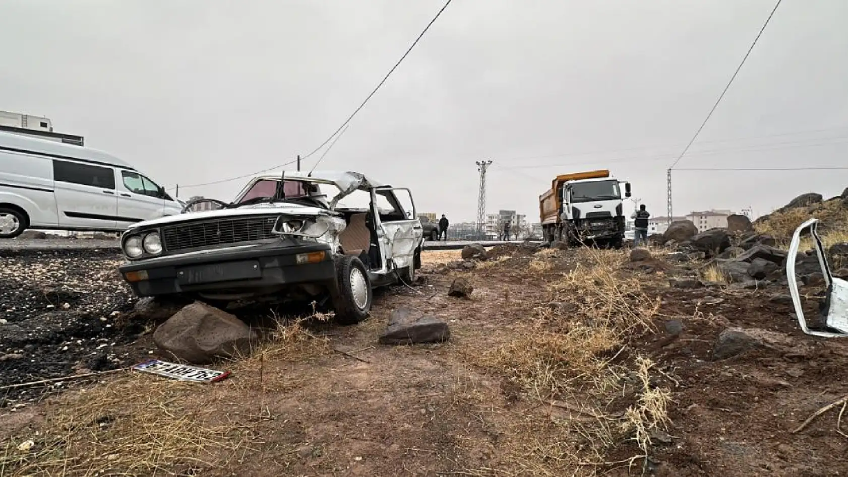 Hafriyat kamyonu ile otomobil çarpıştı: 1 ölü, 3 yaralı