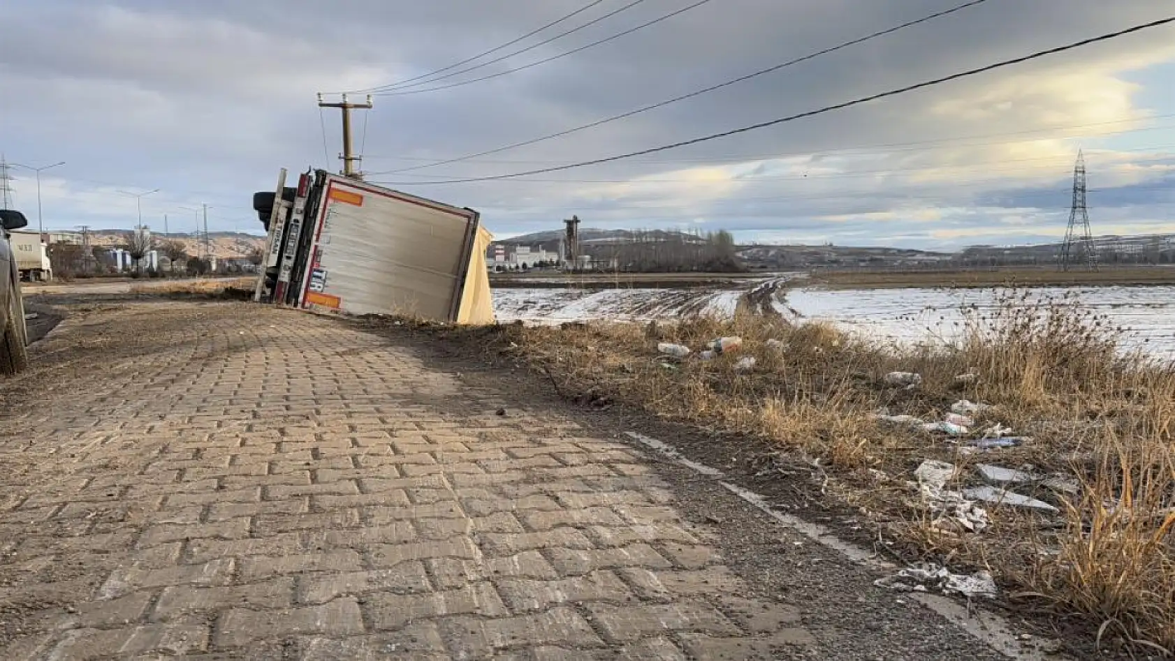 900 kilometre yol kat etti, varacağı yere 3 kilometre kala devrildi