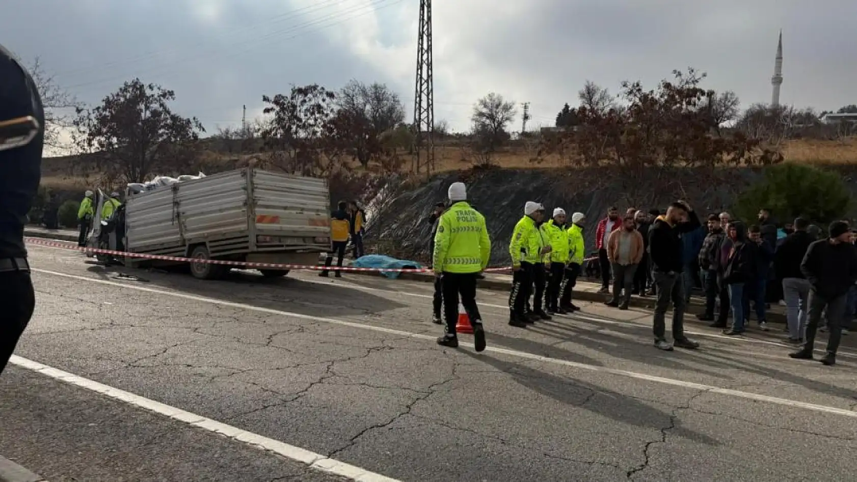 Feci kaza: Tıra arkadan çarpan kamyonetin sürücüsü hayatını kaybetti