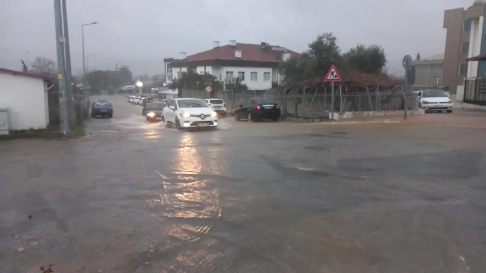 Menteşe'de sağanak yağış hayatı olumsuz etkiledi