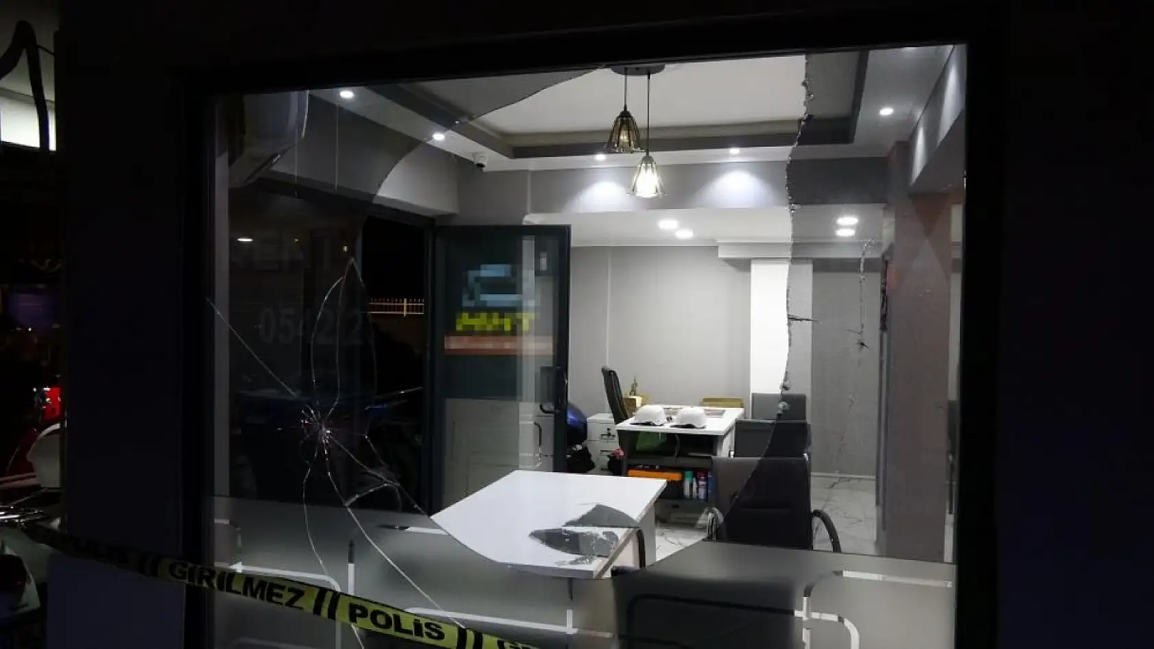 Motosikletle gelip iş yerine kurşun yağdırdı