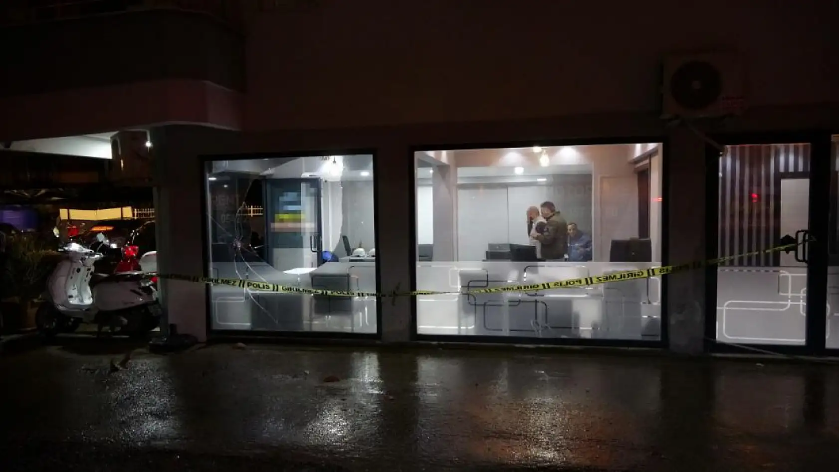 Motosikletle gelip iş yerine kurşun yağdırdı