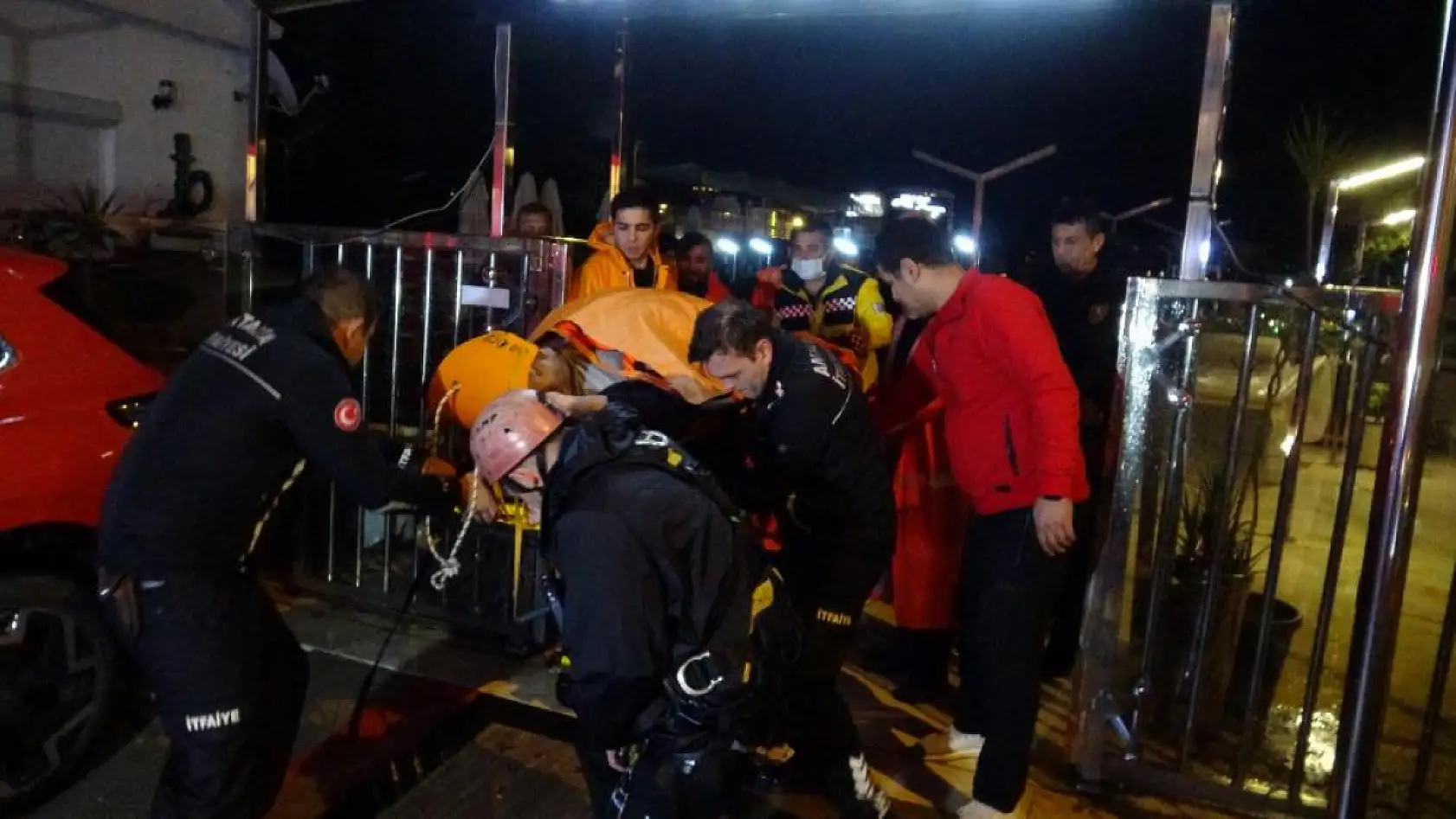 180 kilo ağırlığındaki aşçıbaşıyı düştüğü yerden çıkarmak için seferber oldular