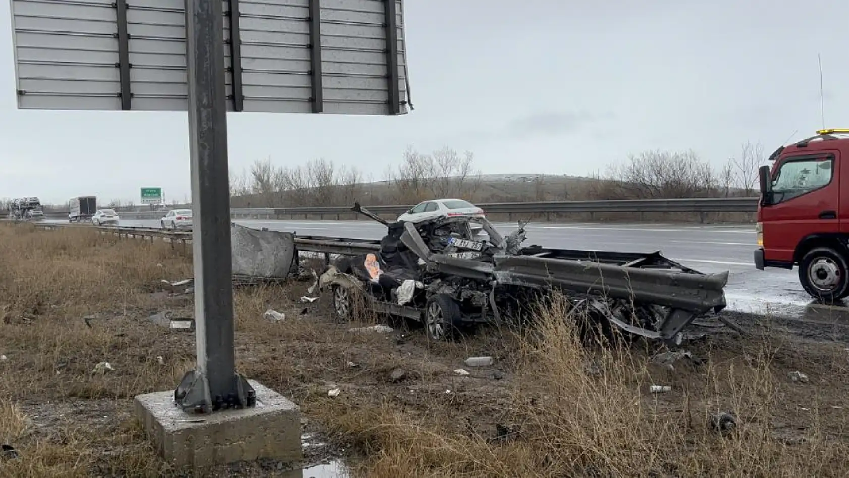 Bariyerlere ok gibi saplanan aracın motoru ve tavanı koptu