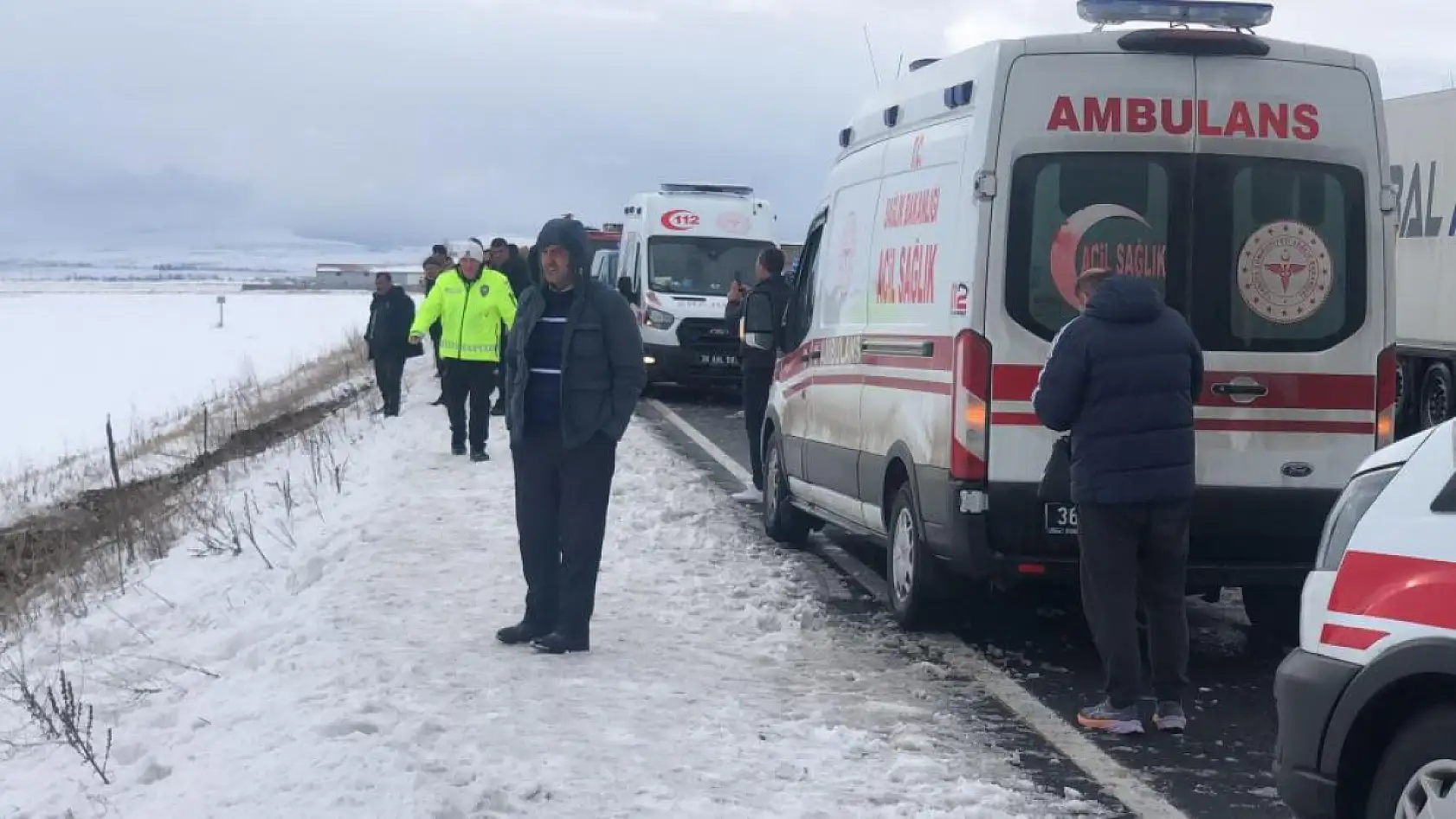 Yolcu otobüsü devrildi: 23 yaralı