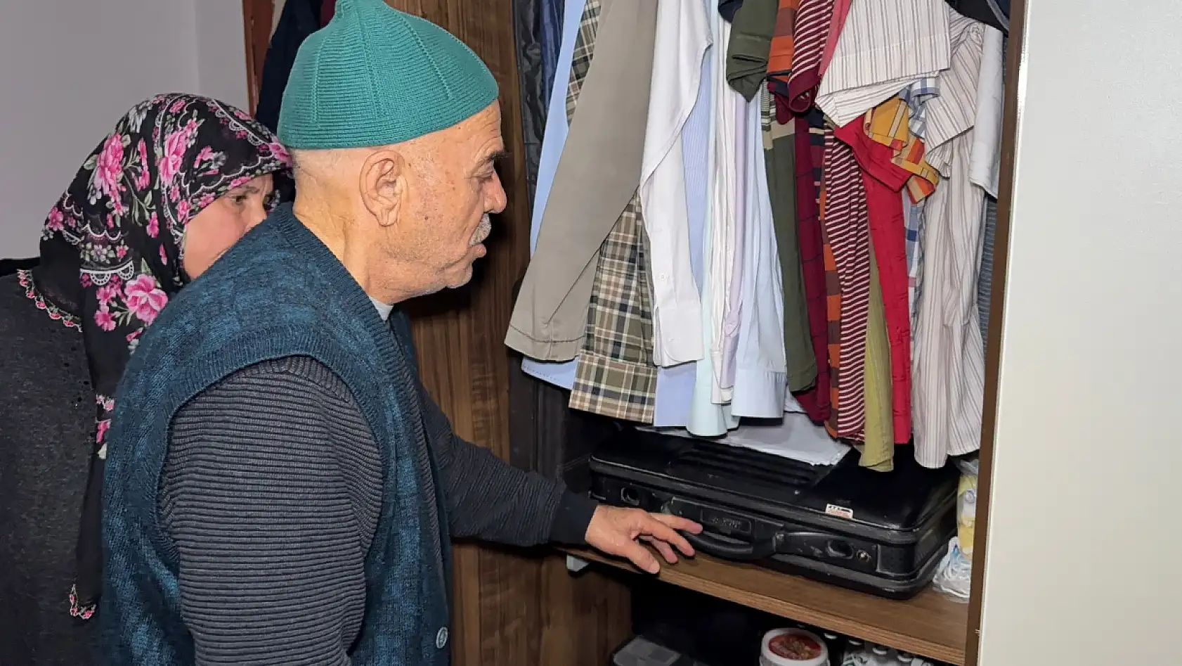 Depremzede yaşlı çiftin evine girip 2 altın bileziğini çaldılar