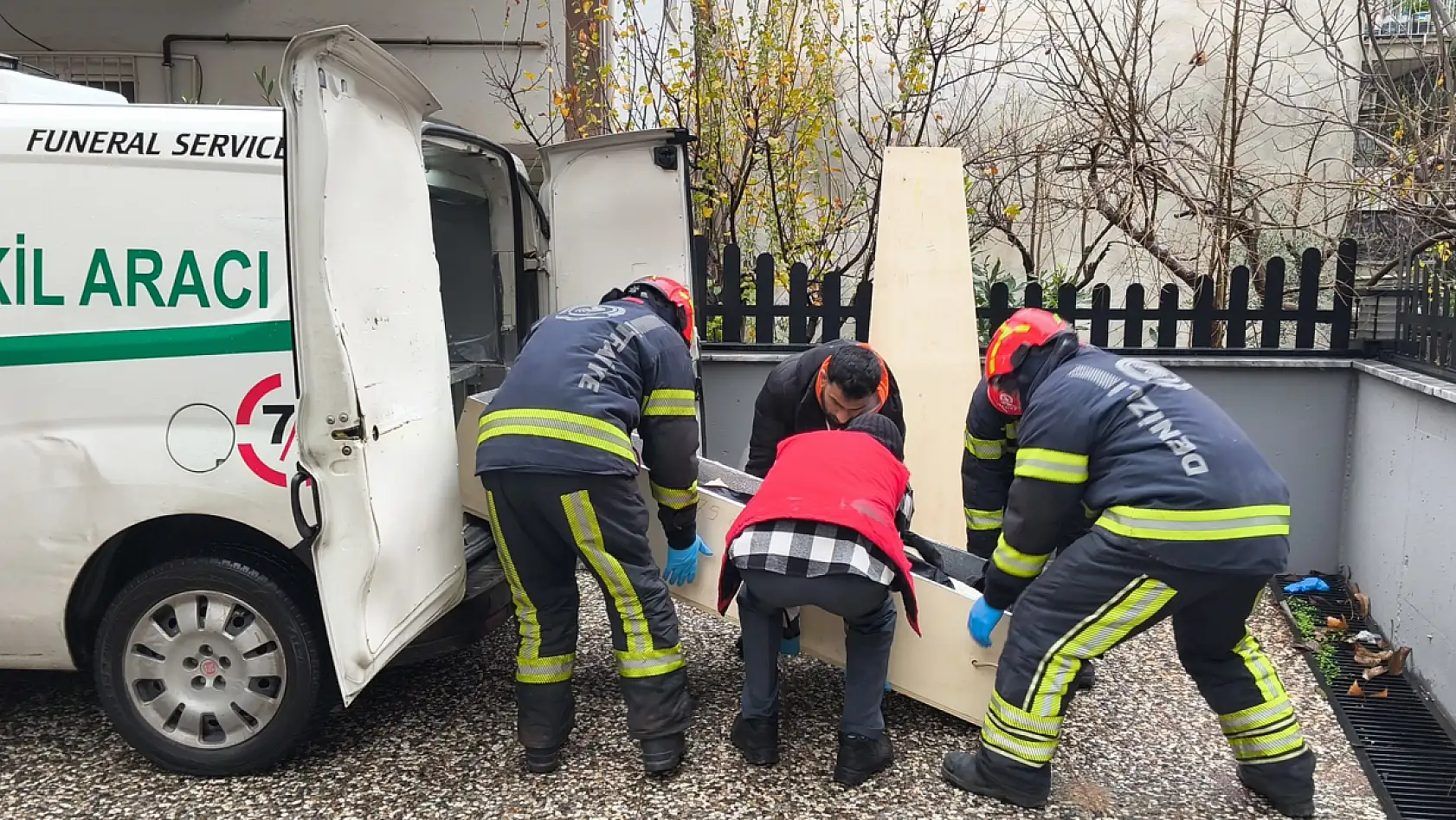 6. kattan kendisini aşağıya bırakan genç hayatını kaybetti