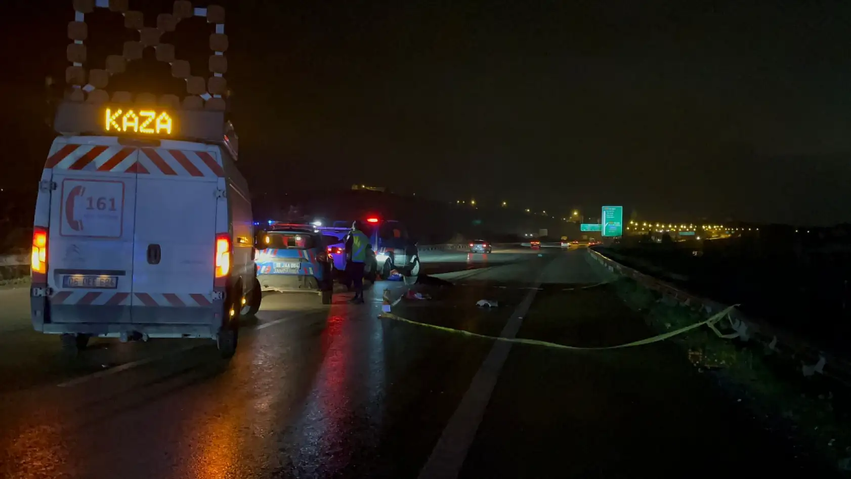 Otobanda yolun karşısına geçmek isterken tırın altında kaldı: 1 ölü