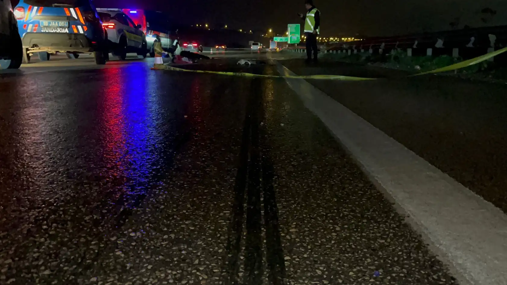 Otobanda yolun karşısına geçmek isterken tırın altında kaldı: 1 ölü