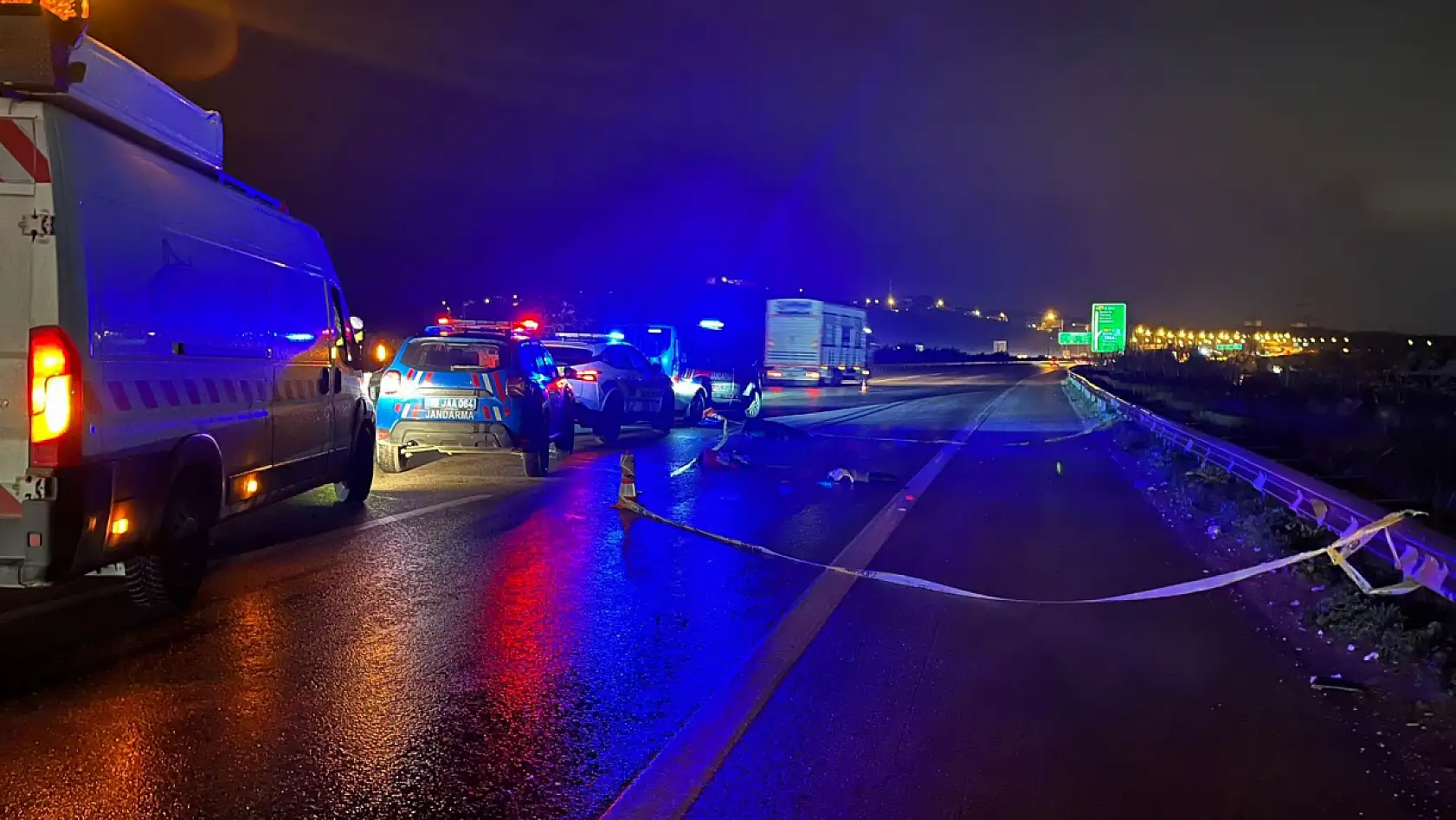 Otobanda yolun karşısına geçmek isterken tırın altında kaldı: 1 ölü