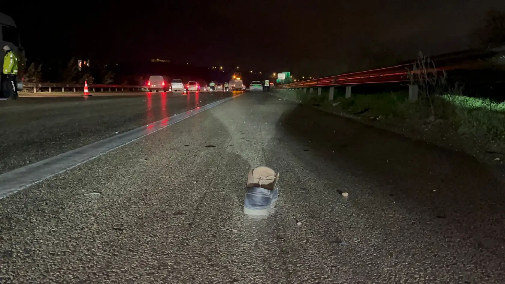 Otobanda yolun karşısına geçmek isterken tırın altında kaldı: 1 ölü