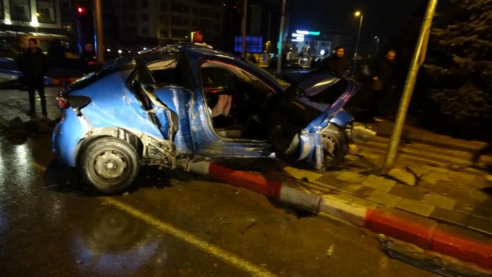 Feci kaza... Kavşakta çarpışan 2 araç hurdaya döndü: 4 yaralı