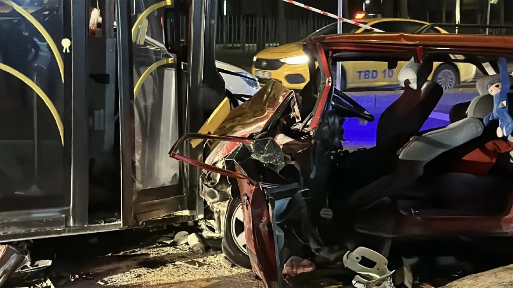 Otomobil ile otobüs kafa kafa çarpıştı, 2 ölü