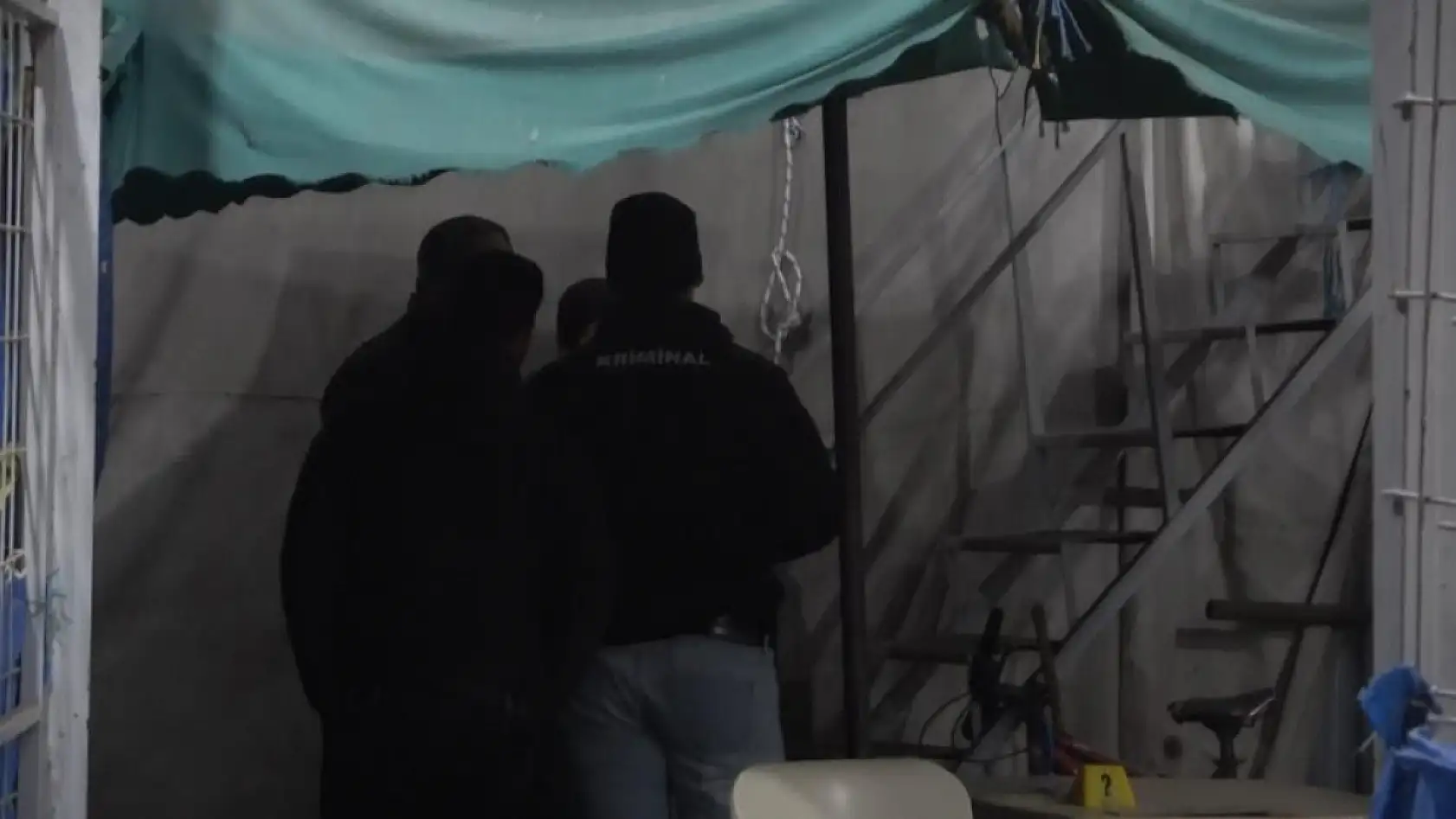 Oğlu tarafından ipte asılı bulundu