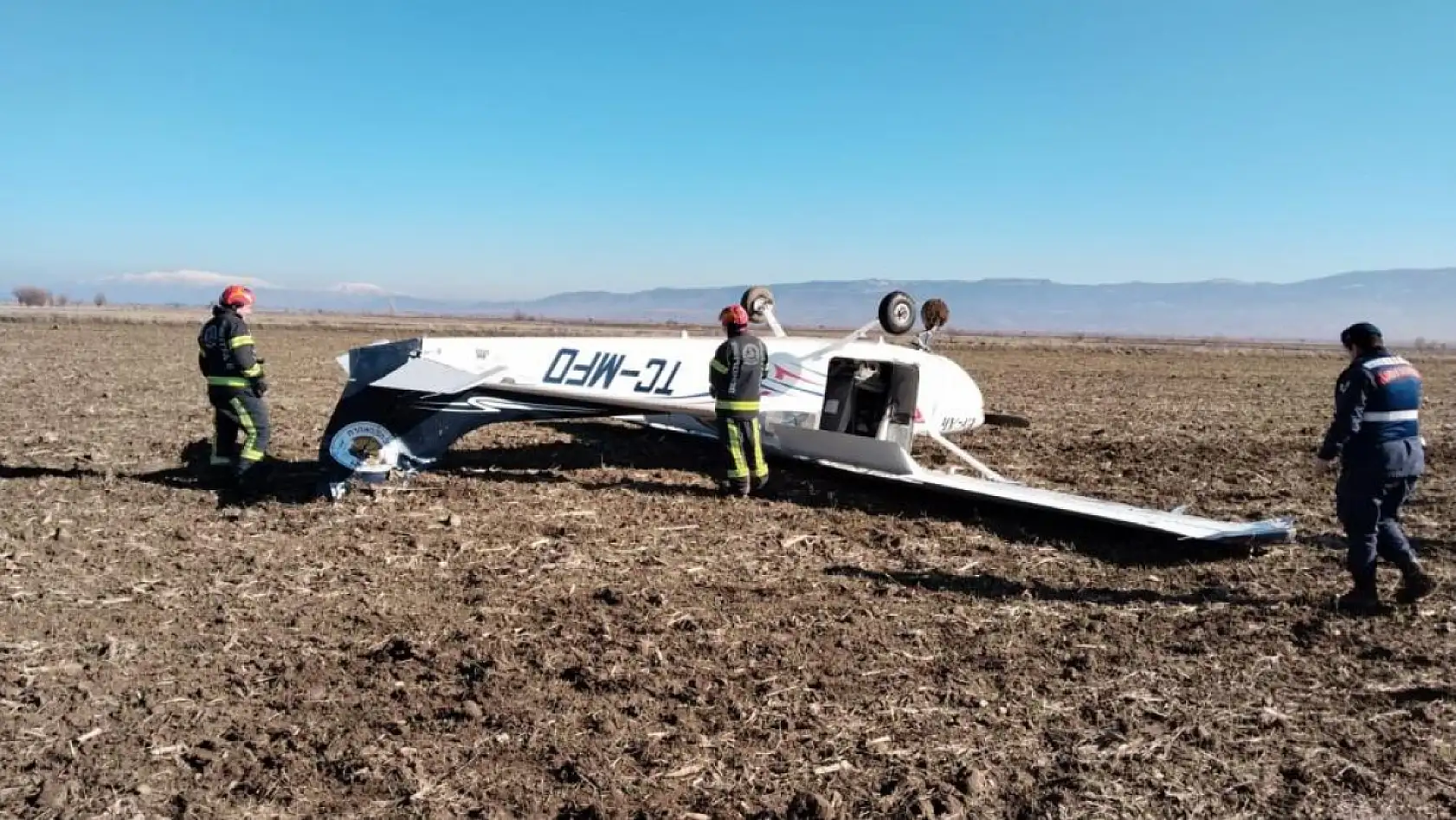 Zorunlu iniş yapan eğitim uçağı tarlaya ters olarak çakıldı