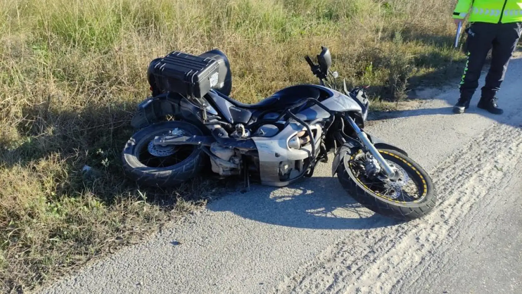 Otomobilin çarptığı motosiklet sürücüsü hayatını kaybetti