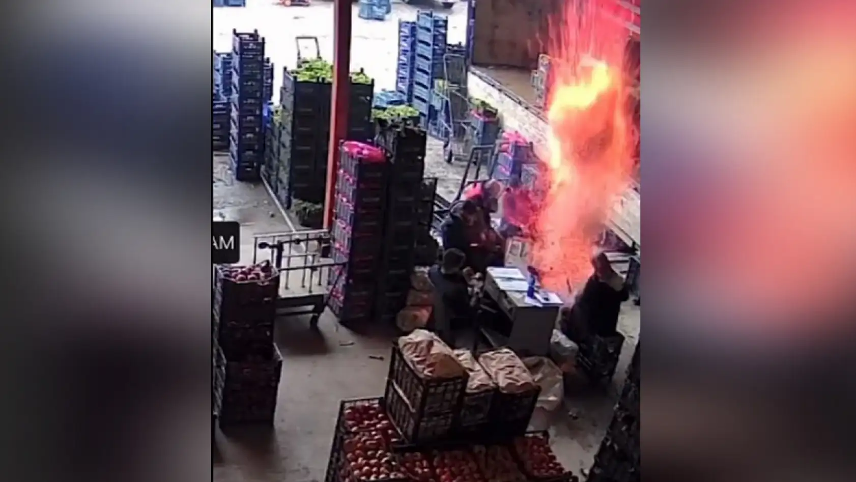Isınmak için yaktıkları kova bomba gibi patladı
