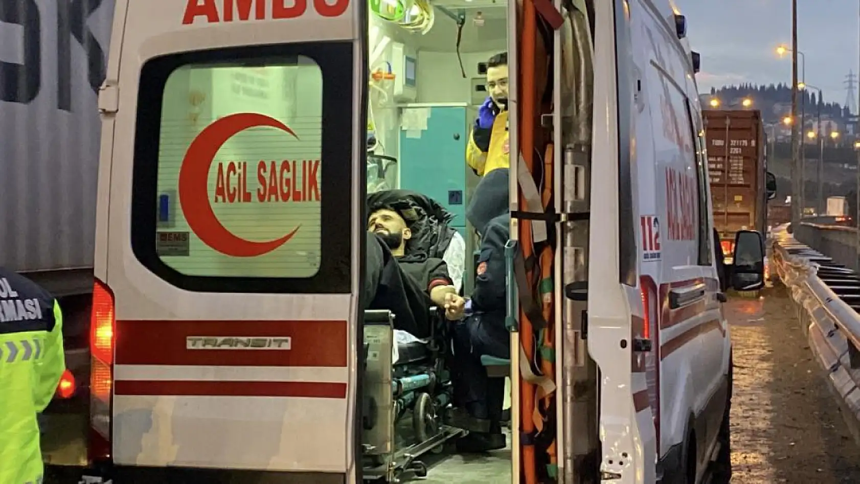 Makaslama yapan tırdan konteyner düştü, dorse bariyerlere girdi: 1 yaralı