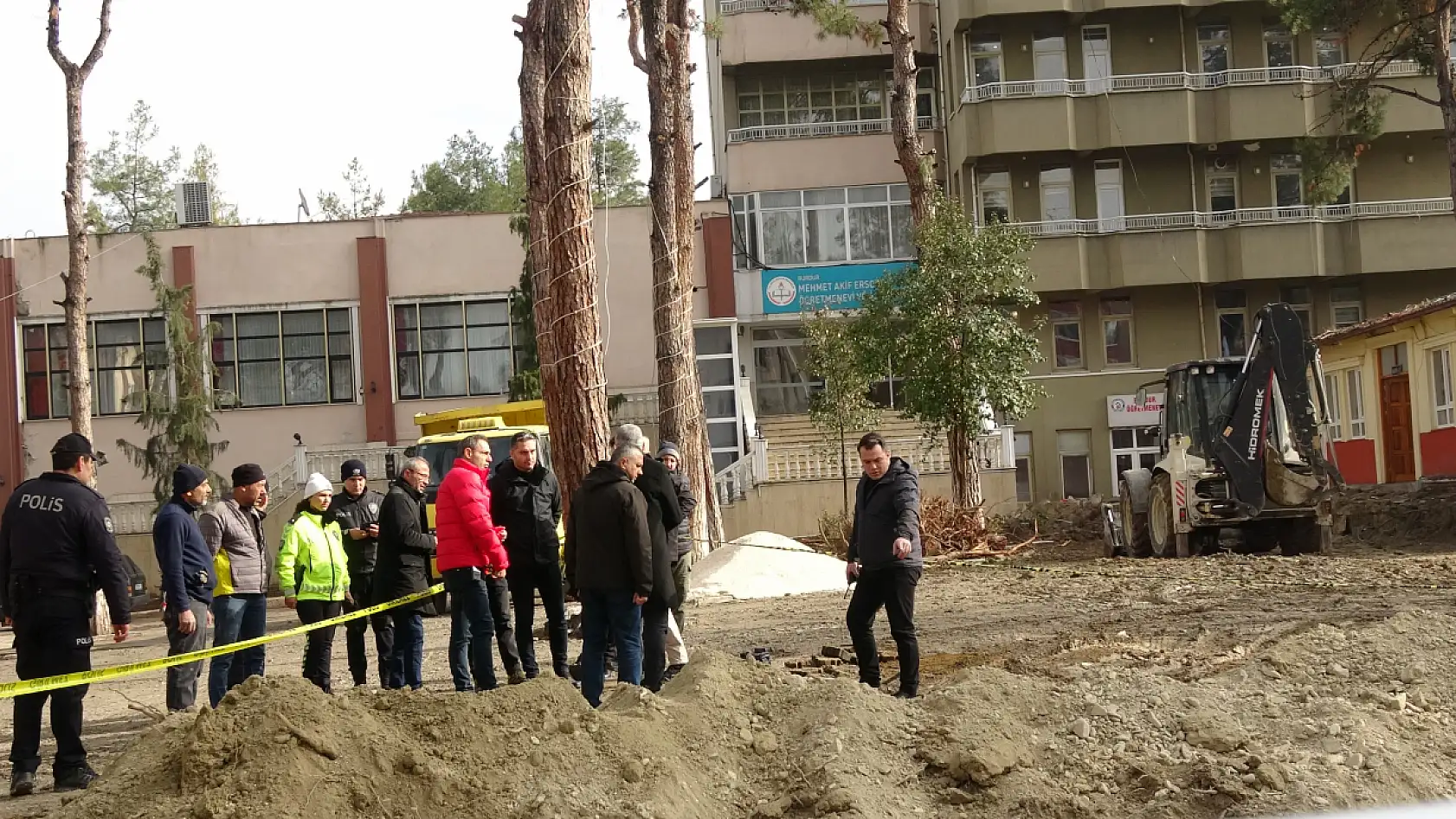 Burdur'da Öğretmenevi bahçesindeki kazıda insan kemikleri bulundu