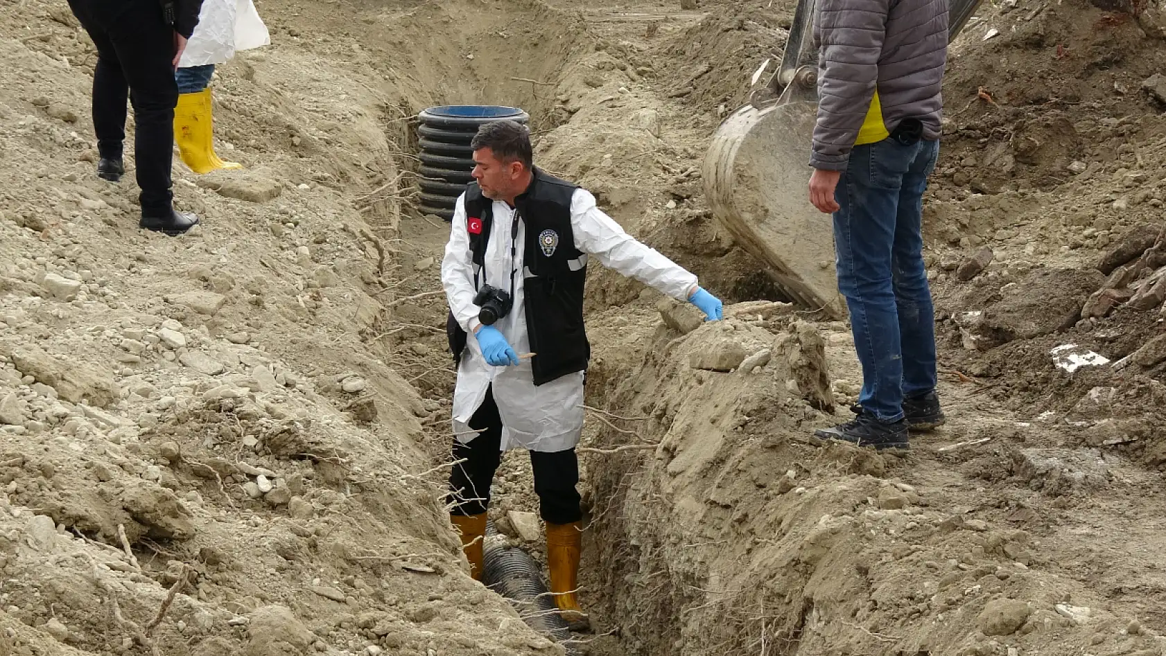 Burdur'da Öğretmenevi bahçesindeki kazıda insan kemikleri bulundu