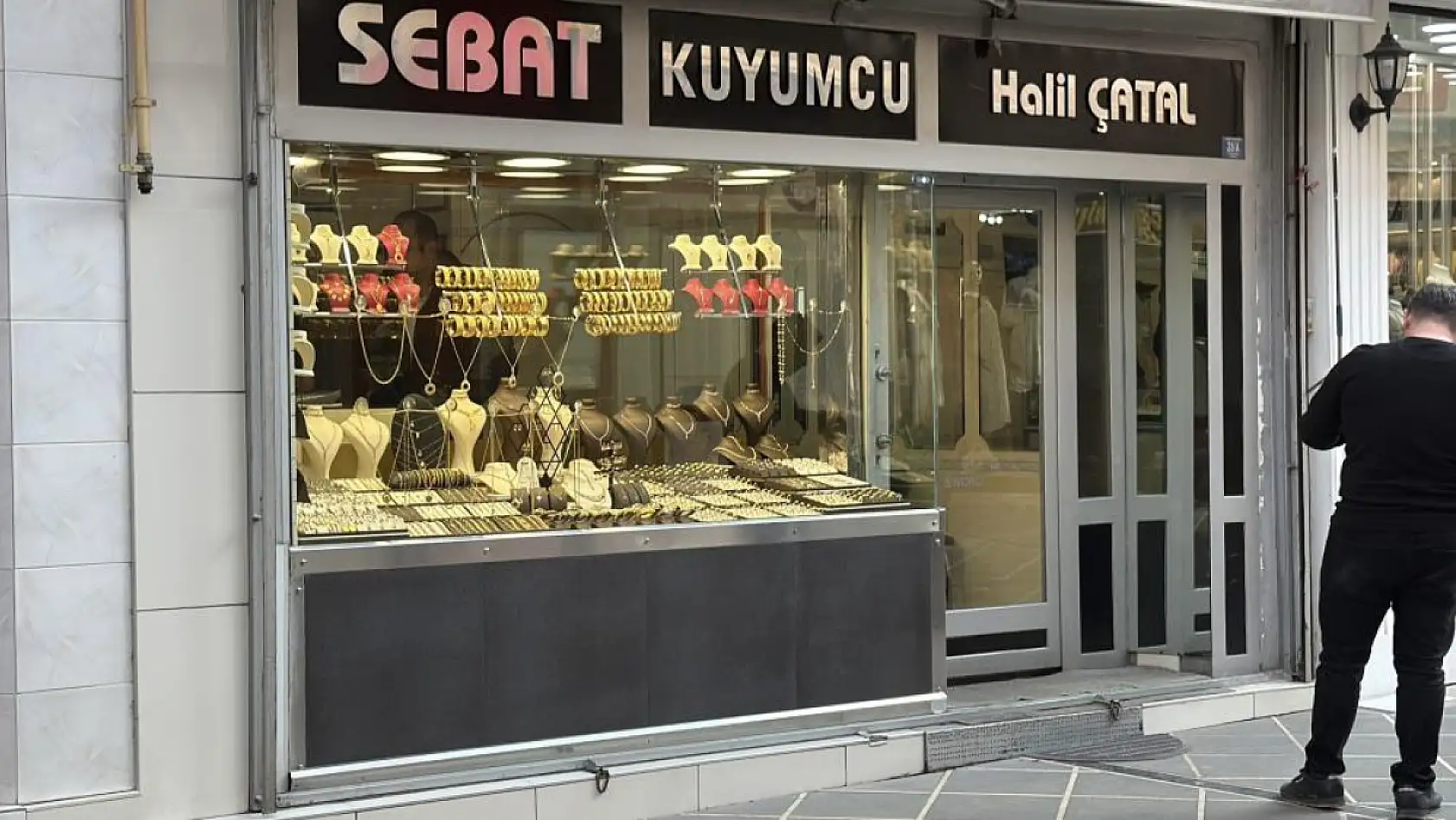 Eşinin dikkati, polis ve kuyumcunun titiz çalışmasıyla dolandırılmaktan son anda kurtuldu