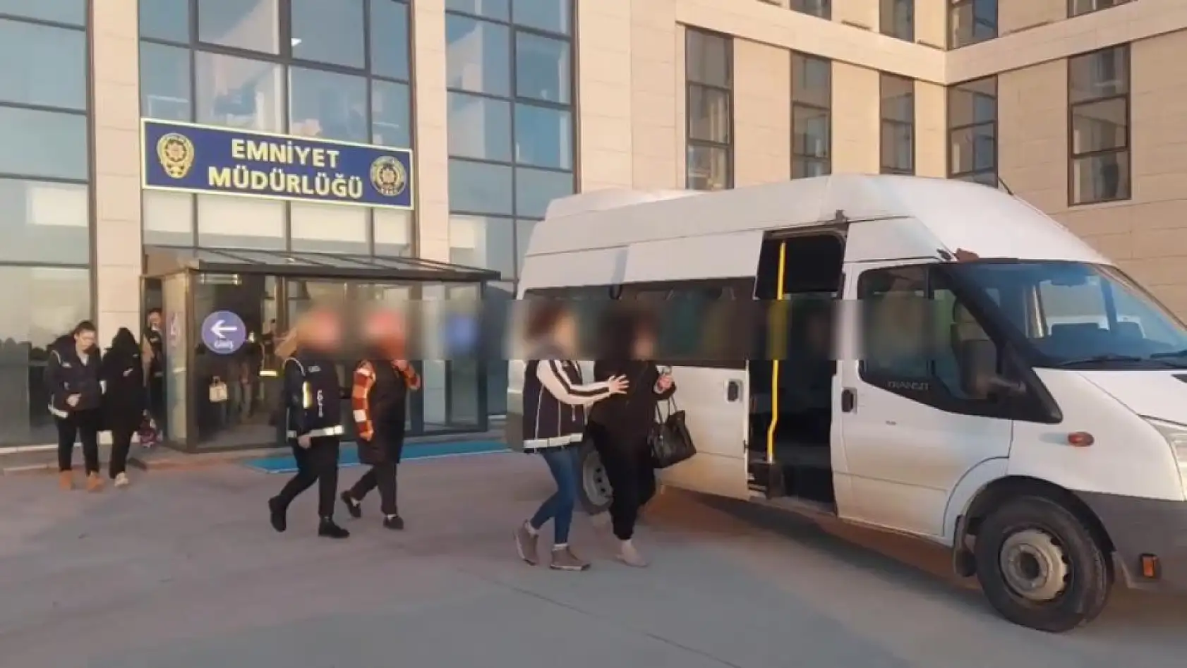 Yabancı kadınları Türkiye'ye bakıcılık vadiyle getirip fuhşa zorladılar